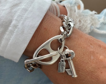 Bracelet audacieux à gros fermoir à bascule et breloque clef argent pour femme - bracelet chaîne épaisse et fermoir en T en acier et zamak