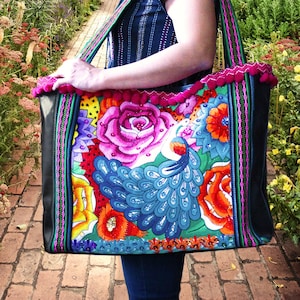 Bolso PERUANO Bordado de Cuero Negro, Bolso XL para Fin de Semana, Bolson de Viaje Boho Tribal, Pavo Real Turquesa Bordado en Cartera negra