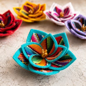 Flor Artesanal de Tela Fieltro Aguayo Peruana | Recuerdo Boho para Boda | Clip Étnico Cabello | Decoración Fiesta Quinceañera y Cumpleaños