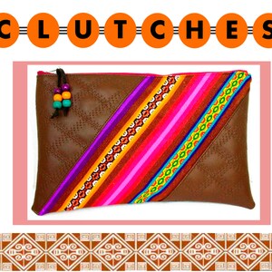 Cartera de mano hecho de Manta Peruana Marron. Pulsera en bolso, correa de cuero para muñeca en pompones. Cartera de verano, bolso de noche