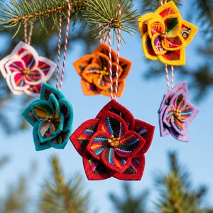 Adorno Navideño Peruano de 3" | Flor Artesanal de Fieltro Aguayo | Decoración Boho para Árbol | Decoración Étnica Festiva | Decor de Corona