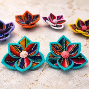 2" Flor de Fieltro Tela Peruana Aguayo | Decoración Boho Andina Hecha a Mano | Acento para Cabello, Ramo de Novia o Corona | Regalo Único