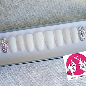 de mariage blanc Ongles de mariée peints à la main avec des cristaux Conceptions de petits ongles image 1