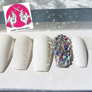 de mariage blanc Ongles de mariée peints à la main avec des cristaux Conceptions de petits ongles image 5