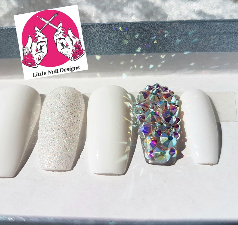 de mariage blanc Ongles de mariée peints à la main avec des cristaux Conceptions de petits ongles image 5