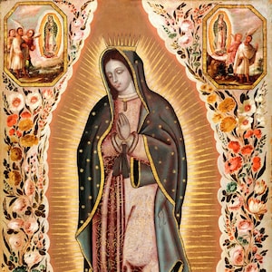 Peut inclure: Une peinture de la Vierge Marie, représentée dans une robe bleue avec des étoiles dorées, debout sur un croissant de lune. Elle est entourée de guirlandes florales et de plus petites images de la Vierge Marie dans différentes scènes.