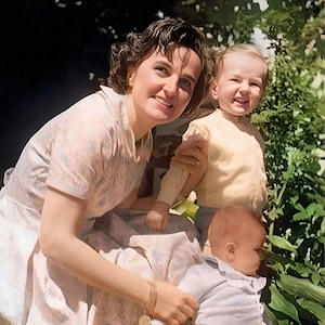 Nieuw! St. Gianna Molla met twee van haar kinderen – exclusieve fotorestauratie – katholiek geschenk – pro-life heilige – beschermheilige van moeders