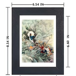Op de afbeelding: Een zwarte houten fotolijst met een opening van 12,7 x 17,8 cm. De lijst is 16,6 cm breed, 21,7 cm hoog en 1,5 cm diep. De lijst toont een vintage illustratie van een schip in een storm.