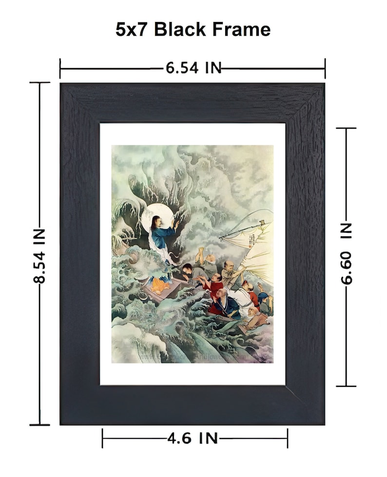 Op de afbeelding: Een zwarte houten fotolijst met een opening van 12,7 x 17,8 cm. De lijst is 16,6 cm breed, 21,7 cm hoog en 1,5 cm diep. De lijst toont een vintage illustratie van een schip in een storm.
