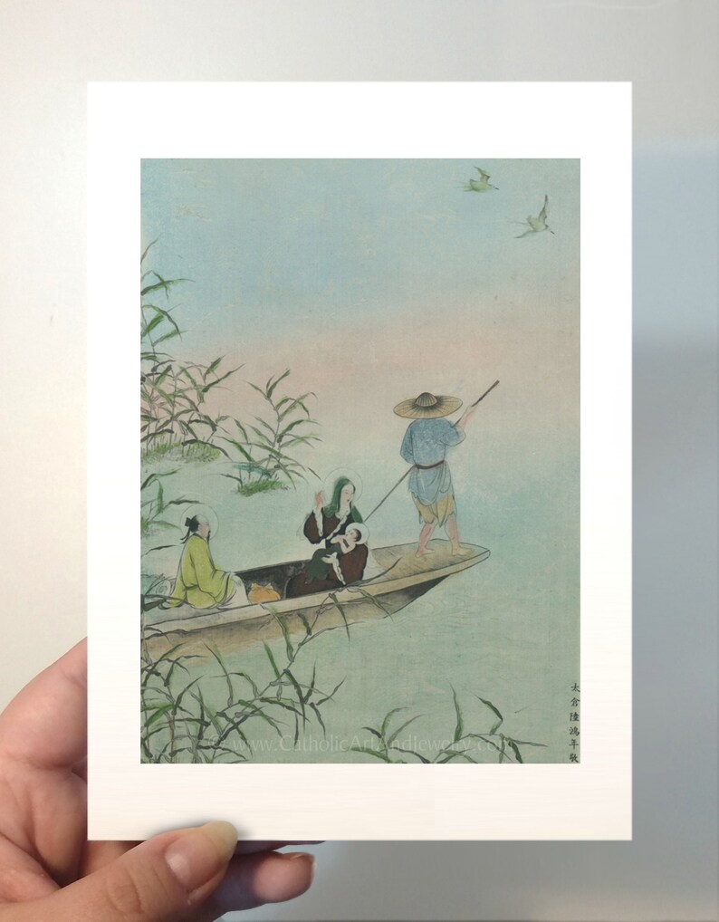 Op de afbeelding: Een prent van een Japanse houtsnede die drie figuren in een boot op een meer afbeeldt. De figuren dragen traditionele kleding. De achtergrond toont riet, vogels en een zachte blauwe lucht.