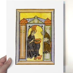Pu&ograve; includere: Un'illustrazione di manoscritto medievale che raffigura una donna con un'aureola di fuoco, seduta su un trono, che tiene un libro. Un uomo con una veste marrone sta al suo fianco, tenendo anche lui un libro. La scena &egrave; ambientata all'interno di un arco giallo e verde.