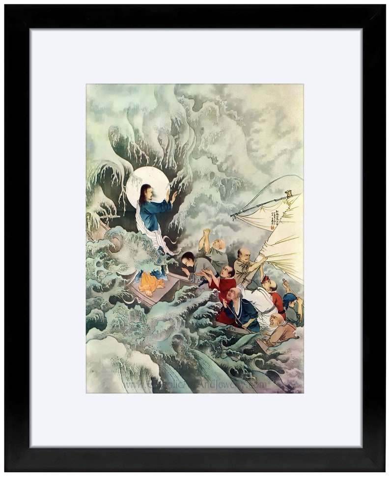 Op de afbeelding: Een schilderij dat Jezus afbeeldt terwijl hij een storm op zee kalmeert. Het schilderij is in Japanse stijl gemaakt met de nadruk op de draaiende golven en de dramatische lucht. Jezus staat in de boot en steekt zijn hand op om de storm te kalmeren. De discipelen zijn in de boot te zien, sommigen kijken naar Jezus op, anderen kijken angstig naar beneden.