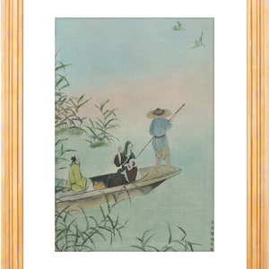 Op de afbeelding: Een ingelijste prent van een Japanse houtsnede die figuren in een boot op het water afbeeldt. Het kunstwerk toont een man met een strohoed, andere figuren en riet. Het kleurenpalet omvat tinten blauw, groen en bruin.
