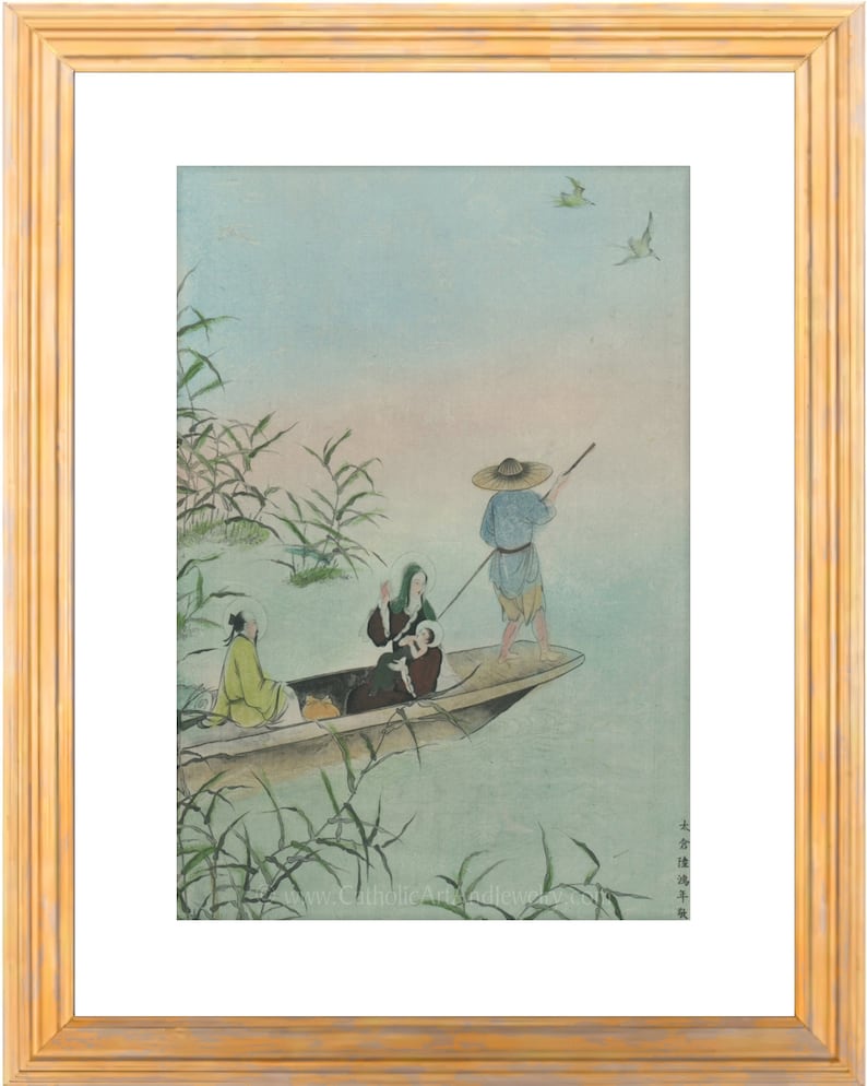 Op de afbeelding: Een ingelijste prent van een Japanse houtsnede die figuren in een boot op het water afbeeldt. Het kunstwerk toont een man met een strohoed, andere figuren en riet. Het kleurenpalet omvat tinten blauw, groen en bruin.