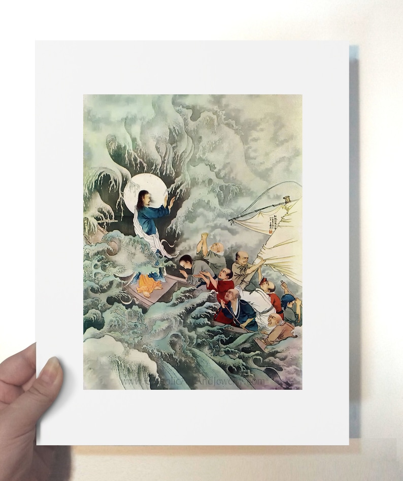 Op de afbeelding: Een schilderij dat Jezus afbeeldt terwijl hij een storm op zee kalmeert. Het schilderij is gemaakt in een traditionele stijl met de nadruk op de dramatische golven en de kalme figuur van Jezus. Het schilderij is geschilderd tegen een achtergrond van stormachtige wolken.