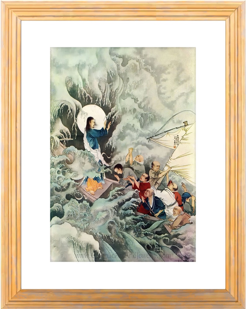 Op de afbeelding: Een schilderij dat Jezus afbeeldt terwijl hij een storm op zee kalmeert. Het schilderij is gemaakt in een traditionele Japanse stijl met een lichtblauwe en groene kleurenpalet. Jezus staat in een boot met zijn armen uitgestrekt, terwijl de discipelen in de boot worden getoond, die angstig naar hem opkijken. De golven worden afgebeeld als groot en krachtig, maar Jezus is kalm en sereen.