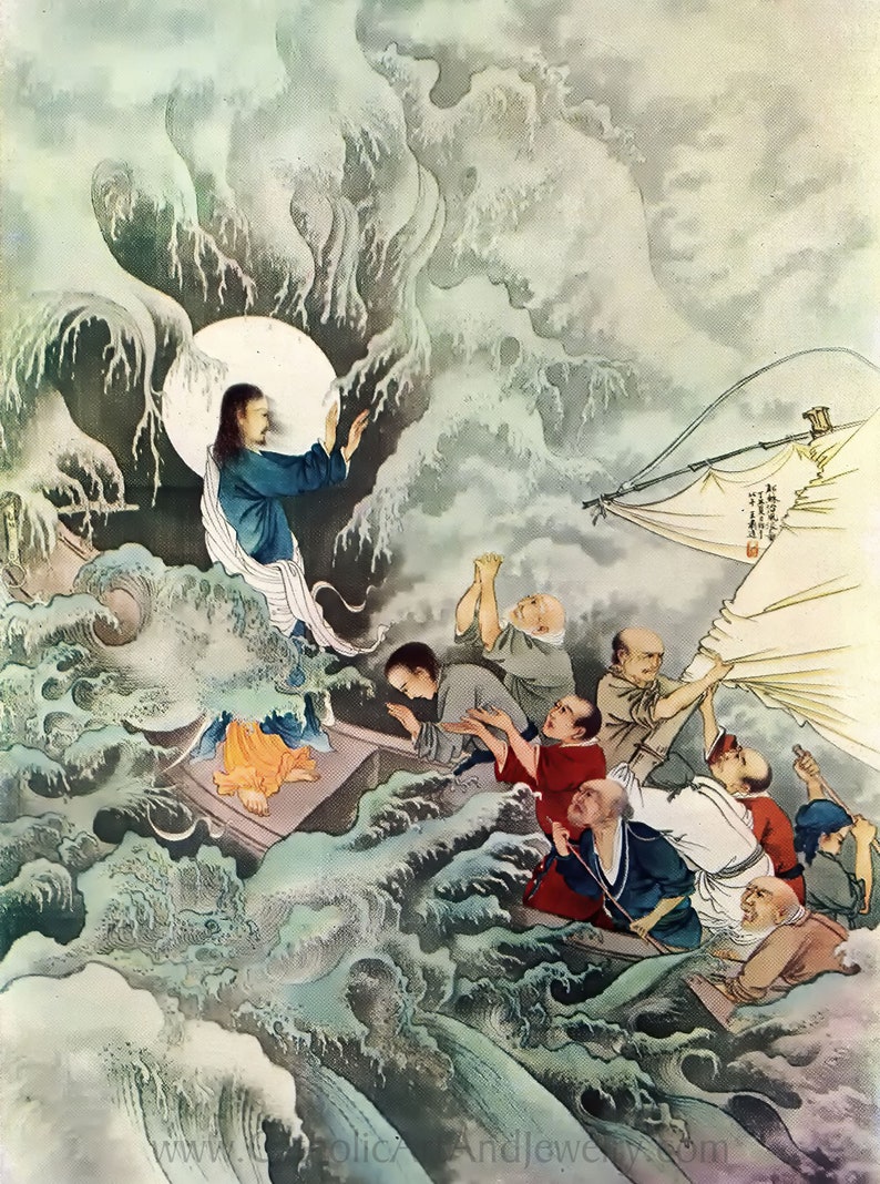 Op de afbeelding: Een schilderij dat Jezus afbeeldt terwijl hij een storm op zee kalmeert. Hij staat in een boot en steekt zijn hand op om de golven te kalmeren. De discipelen zijn in de boot te zien, terwijl ze met angst en ontzag naar Jezus opkijken. Het schilderij is gemaakt in een traditionele Japanse stijl, met veel detail en kleur.