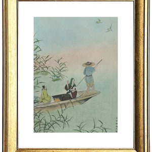 Op de afbeelding: Een ingelijste prent van een traditionele Japanse sc&egrave;ne. Een boot met figuren bevindt zich op het water, met een persoon die staat en een paal vasthoudt. Het kunstwerk heeft zachte kleuren, met riet en vogels op de achtergrond.