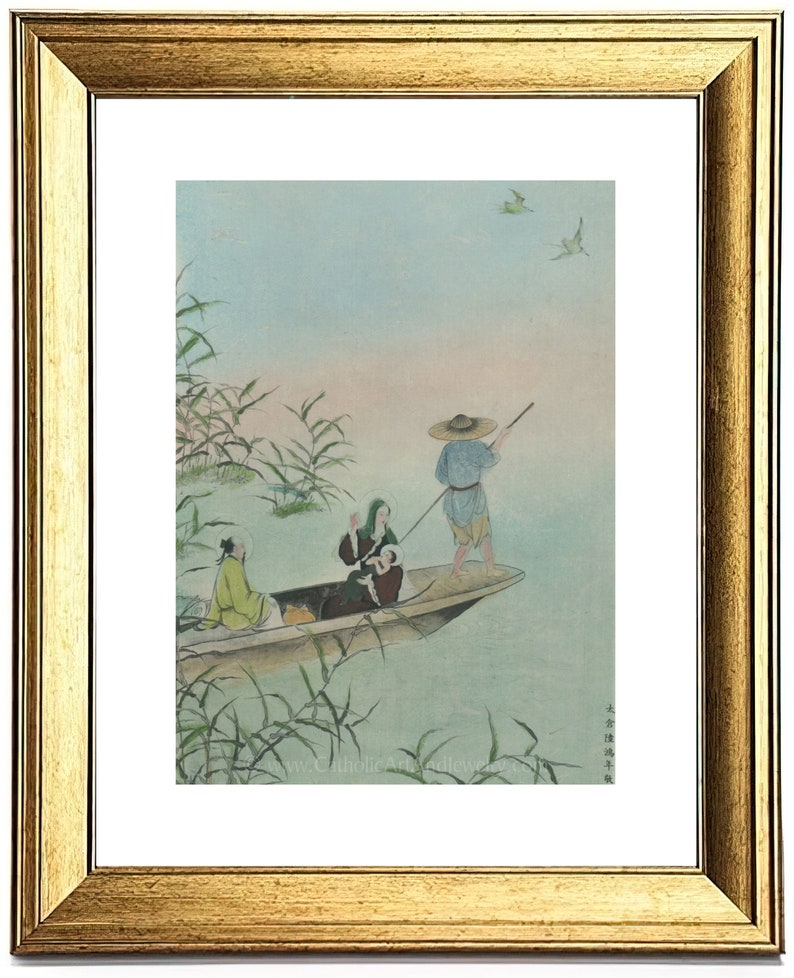 Op de afbeelding: Een ingelijste prent van een traditionele Japanse sc&egrave;ne. Een boot met figuren bevindt zich op het water, met een persoon die staat en een paal vasthoudt. Het kunstwerk heeft zachte kleuren, met riet en vogels op de achtergrond.