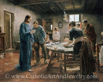 Puede incluir: Una pintura que representa a Jesucristo de pie en una habitación con una familia. Jesús lleva una túnica azul y tiene las manos levantadas. La familia está sentada alrededor de una mesa, con una mujer de pie detrás de la mesa. La habitación está tenuemente iluminada y las paredes están pintadas de un amarillo pálido.