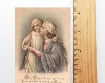 Puede incluir: Estampa religiosa vintage que representa a una madre y un niño con halos. La madre besa la mejilla del niño. La estampa tiene texto en la parte inferior y mide aproximadamente 13 cm de alto.