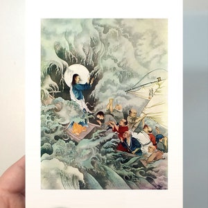 Op de afbeelding: Een schilderij dat Jezus afbeeldt terwijl hij een storm op zee kalmeert. Het schilderij is gemaakt in aquareltechniek met een lichtblauw, groen en wit kleurenschema. Jezus staat in een boot met zijn armen uitgestrekt en kalmeert de golven. De discipelen zijn met hem in de boot en kijken vol ontzag naar hem op.