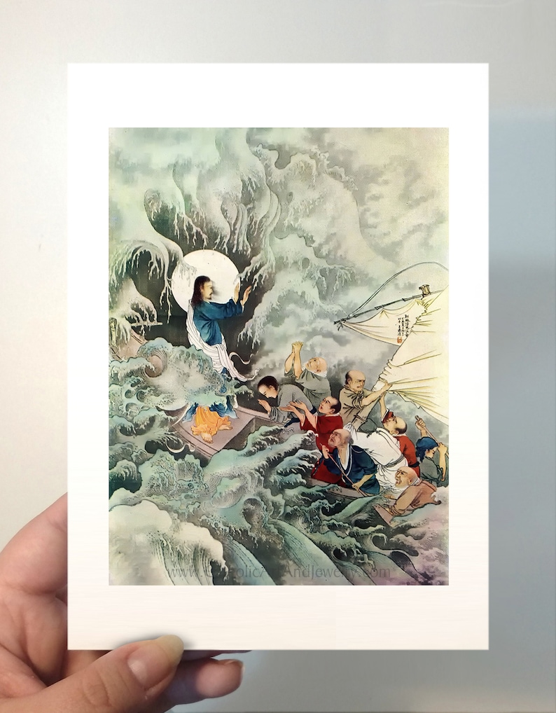 Op de afbeelding: Een schilderij dat Jezus afbeeldt terwijl hij een storm op zee kalmeert. Het schilderij is gemaakt in aquareltechniek met een lichtblauw, groen en wit kleurenschema. Jezus staat in een boot met zijn armen uitgestrekt en kalmeert de golven. De discipelen zijn met hem in de boot en kijken vol ontzag naar hem op.