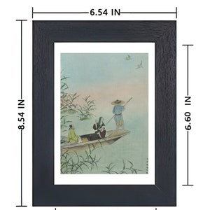 Op de afbeelding: Een zwarte fotolijst van 12,7 x 17,8 cm met een houtnerftextuur. Het ingelijste kunstwerk toont een traditionele Aziatische sc&egrave;ne van mensen in een boot op een meer. Het kunstwerk is in tinten groen, blauw en beige.