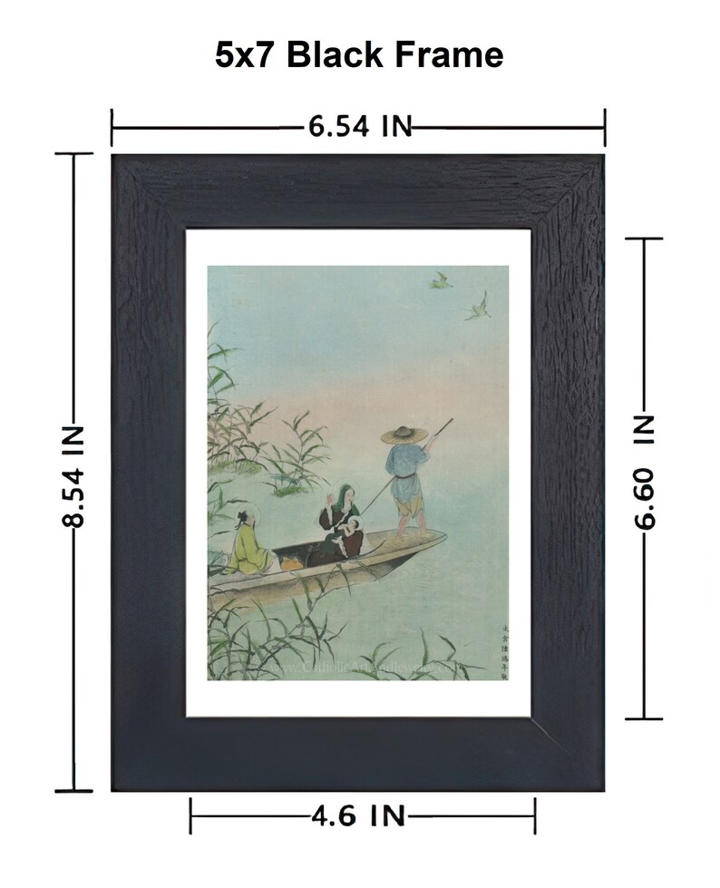 Op de afbeelding: Een zwarte fotolijst van 12,7 x 17,8 cm met een houtnerftextuur. Het ingelijste kunstwerk toont een traditionele Aziatische sc&egrave;ne van mensen in een boot op een meer. Het kunstwerk is in tinten groen, blauw en beige.