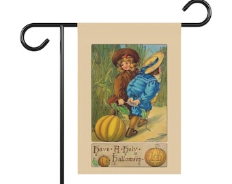 Puede incluir: Una bandera de jardín con una ilustración vintage de Halloween. La obra de arte representa a dos niños con una gran calabaza, con el texto "Have A Holy Halloween". La bandera está montada en un soporte de metal negro.