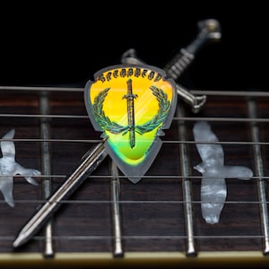 Iridescent Spearhead (Guitar Pick)