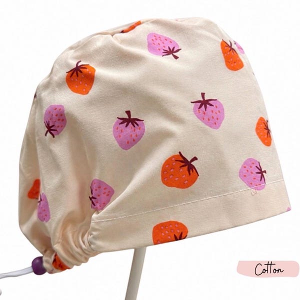 Gorro quirúrgico europeo con estampado de fresas rosa claro