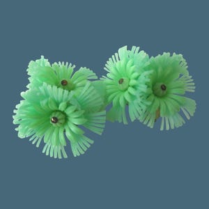 Pendientes vintage de primavera de los años 50/60 con flor de plástico verde | Pendientes florales de clip, estilo retro de mediados de siglo, nuevos de antiguo stock | Diseño de pétalos grandes
