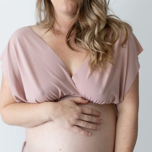 Blush Labour Top. Dessus de naissance d’eau. Fabriqué au Canada. Tenue de naissance à domicile