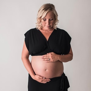Haut travail noir.  Fabriqué au Canada. Accouchement dans l'eau, accouchement à domicile, tenue d'accouchement à l'hôpital. Sac doula