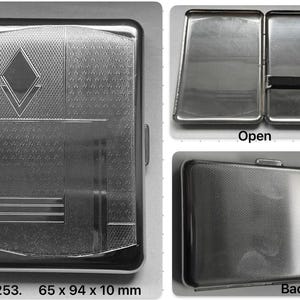 Puede incluir: Una pitillera rectangular de metal plateado con un patrón geométrico texturizado en la parte frontal, una parte posterior lisa y una banda elástica negra en el interior. El estuche mide 65 x 94 x 10 mm y se muestra cerrado, abierto y de espaldas.