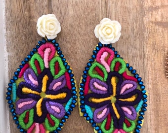 Aretes de flores bordadas a mano: Diseño artesanal oaxaqueño