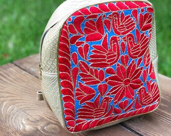 Mochila de cuero hecha a mano con detalle floral bordado en rojo
