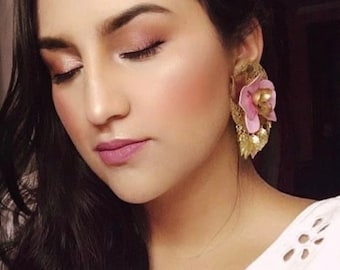 Pendientes de clip de orquídea rosa hechos a mano, arcilla polimérica bañada en oro