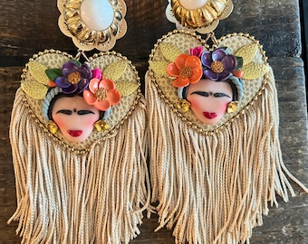 Pendientes de Frida Kahlo hechos a mano: flecos de arcilla polimérica con cierre de clip