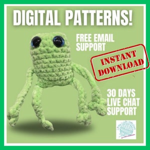 Può includere: Un giocattolo amigurumi di rana in crochet verde con occhi blu. L'immagine include il testo "DIGITAL PATTERNS! FREE EMAIL SUPPORT INSTANT DOWNLOAD 30 DAYS LIVE CHAT SUPPORT Little Luvin Stitches".