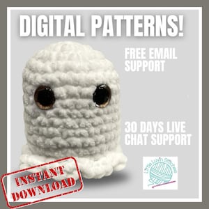 Puede incluir: Un patrón de amigurumi de fantasma blanco tejido a crochet con ojos marrones. El patrón está disponible para descarga instantánea. La imagen también incluye el texto "¡PATRONES DIGITALES!" "SOPORTE DE CORREO ELECTRÓNICO GRATUITO" "SOPORTE DE CHAT EN VIVO DE 30 DÍAS" y un logotipo para "Little Luvin Stitches".