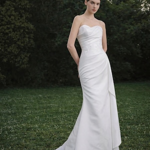 Vestido de novia de satén sin tirantes con escote corazón y espalda tipo corsé