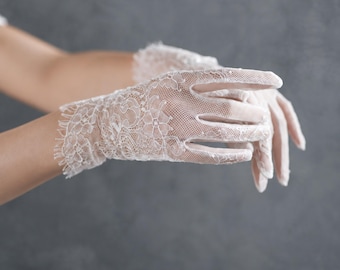 Elfenbeinfarbene Brauthandschuhe aus Chantilly-Spitze mit Blumenmuster für die elegante Braut | Transparente Brauthandschuhe mit Fingern