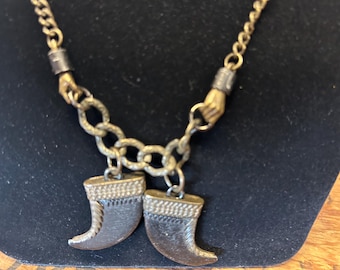 Matt Weston Kralle / Hände Halskette