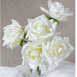 FiveSeasonStuff Creme Weiß Real Touch Garten Rose Künstliche Blumen Hochzeit, Braut, Wohndekor 5 Stems 22 cm