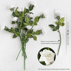 Puede incluir: Tallos de rosas blancas artificiales con hojas verdes. La longitud total es de 43 cm. Los capullos de rosa miden 7 cm de diámetro. Los tallos son flexibles para arreglos personalizables.