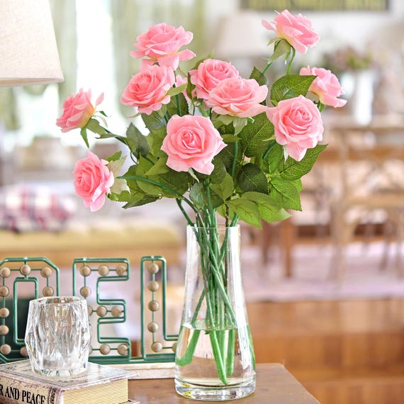 Künstlicher Rosenstrauß in zartem Rosa: Kunstseidenblumen mit realistischer Haptik