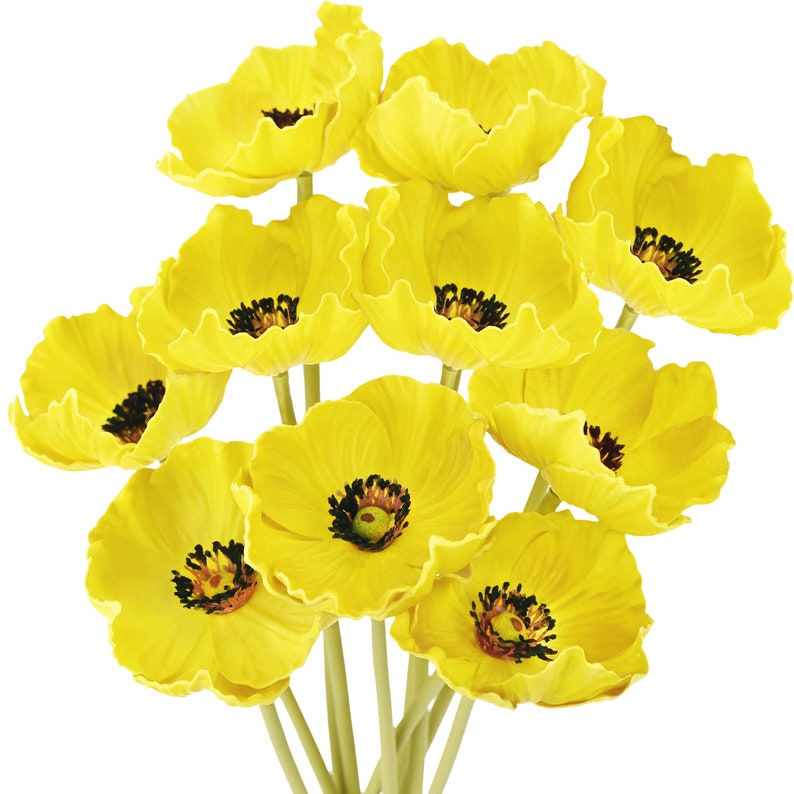 Puede incluir: Un ramo de flores de amapola amarillas con centros oscuros. Las flores est&aacute;n dispuestas en un racimo, con los tallos visibles.