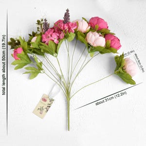 Puede incluir: Un ramo de flores artificiales de color rosa y blanco con hojas verdes. El ramo mide aproximadamente 50 cm de largo.